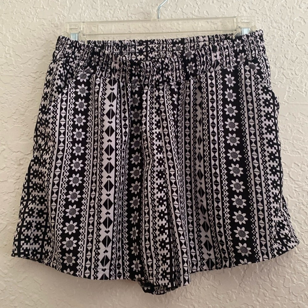 Children’s shorts, black and white print, size XL 14-16
